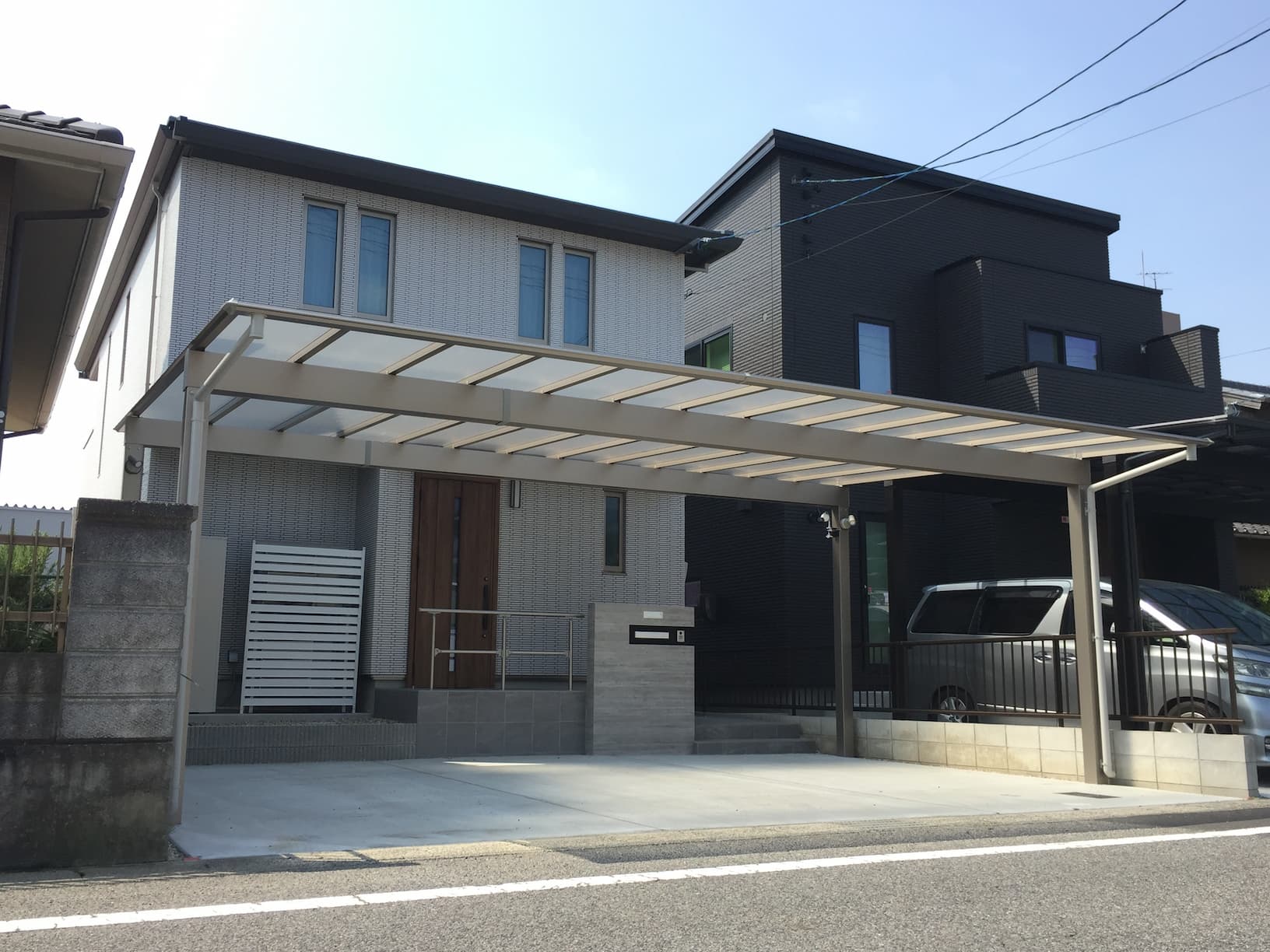 岡崎市の新築エクステリア：シンプルで美しい表情のタイル貼り門柱！