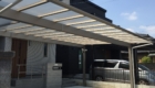 岡崎市の新築エクステリア：駐車スペースにも明るさを取り込むポリカ屋根
