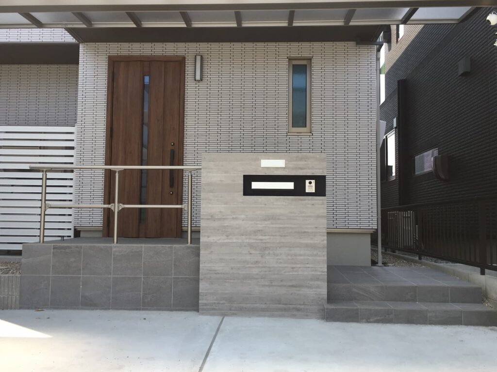 岡崎市の新築エクステリア：建物の色味に合わせたデザインの門柱