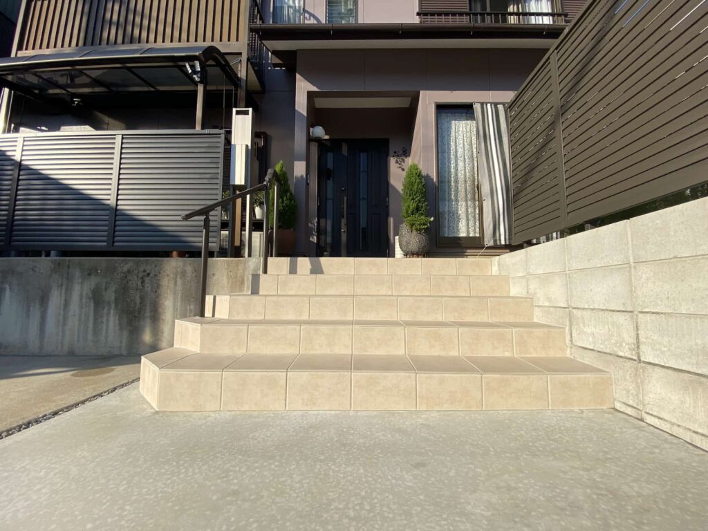 岡崎市の外構リフォーム：間口を広げた玄関アプローチ