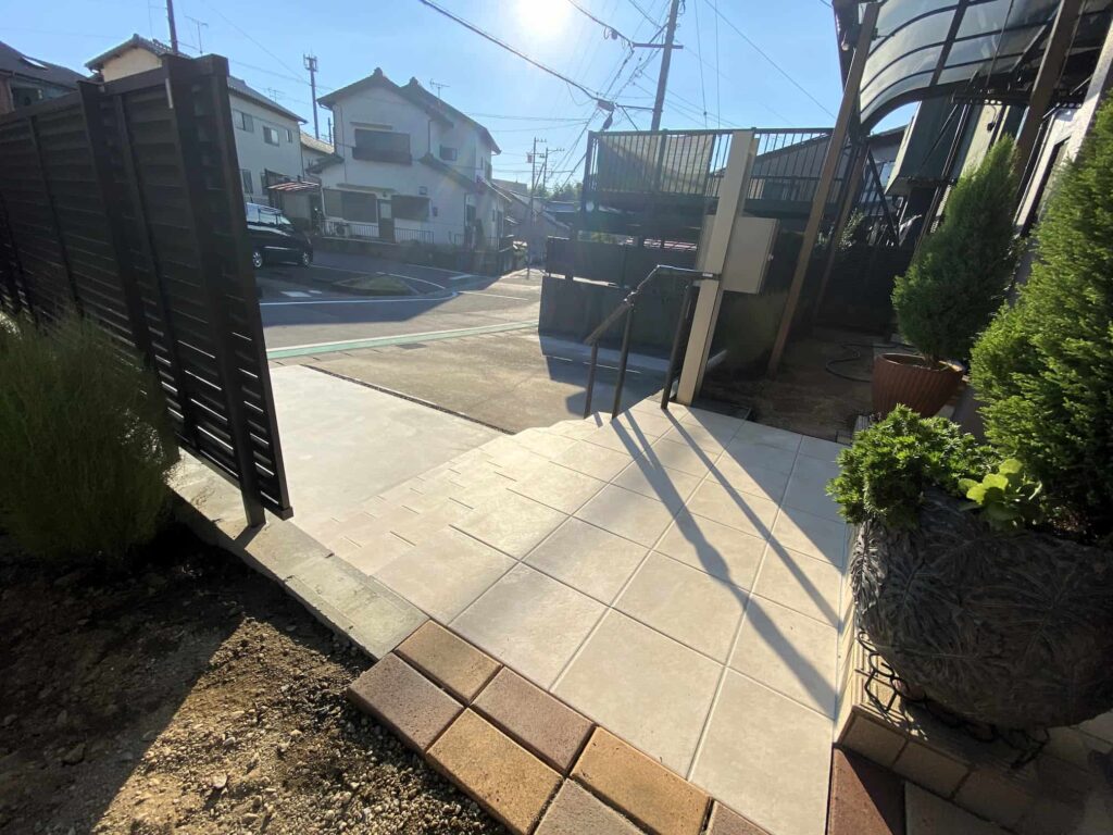 岡崎市の外構リフォーム：植栽を撤去したすっきりとした玄関周り