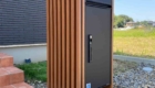 岡崎市の新築エクステリア：木調色×ブラックの機能門柱