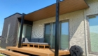 岡崎市の新築エクステリア：木調色×ブラックのテラス屋根