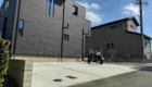 西尾市の新築エクステリア：コンクリートとレンガ目地の駐車スペース
