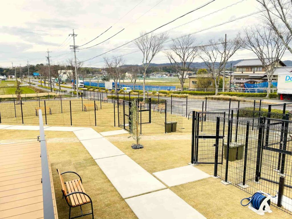 豊田市の新築エクステリア：各スペースはフェンスで囲んで安全に