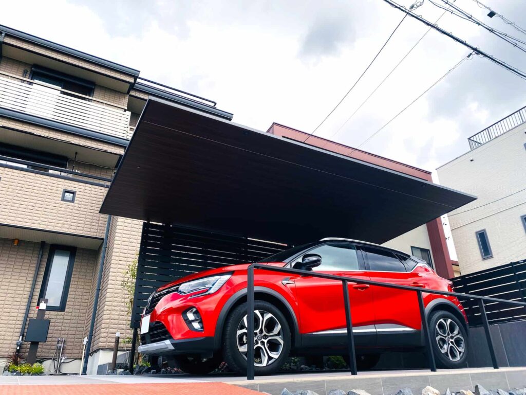 岡崎市の外構リフォーム：木調色の天井がおしゃれなカーポート