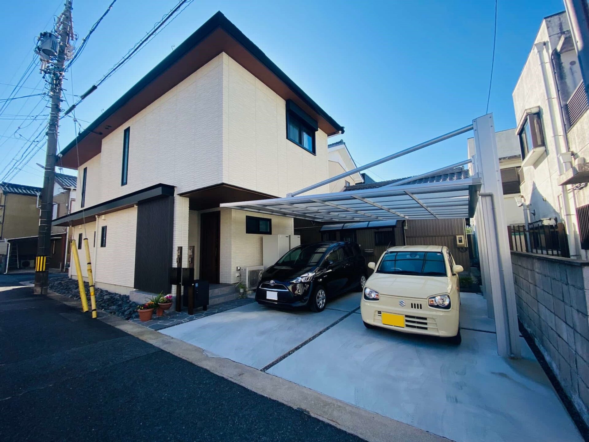 岡崎市の新築エクステリア：快適な駐車空間を実現するカーポートとグリ石敷きの外構デザイン