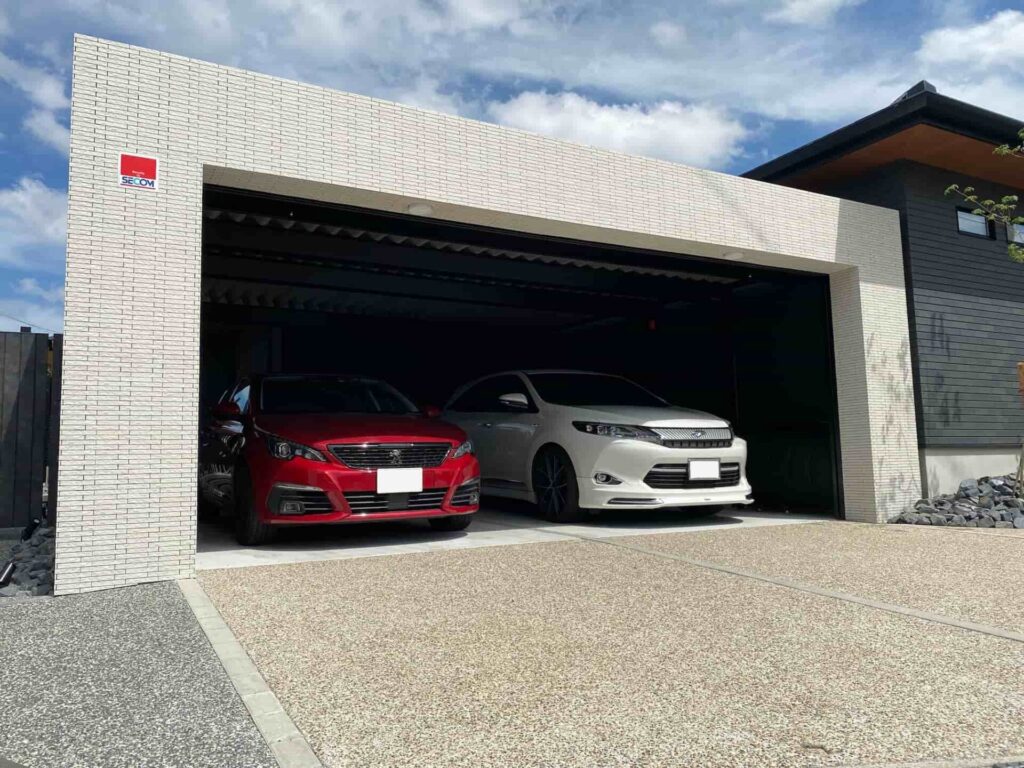 岡崎市の新築エクステリア：シャッターゲートとセッパンカーポート