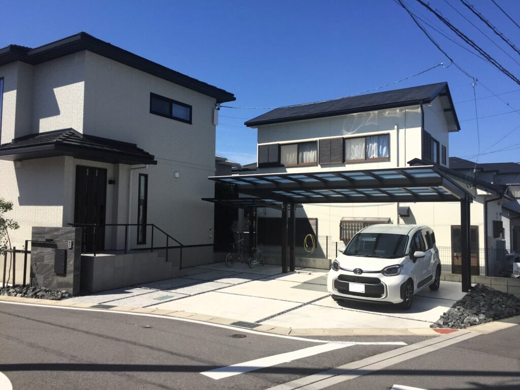 豊田市の外構施工例｜カーポートとサイクルポートで快適な駐車場！既存外構の雰囲気を活かした外構デザイン