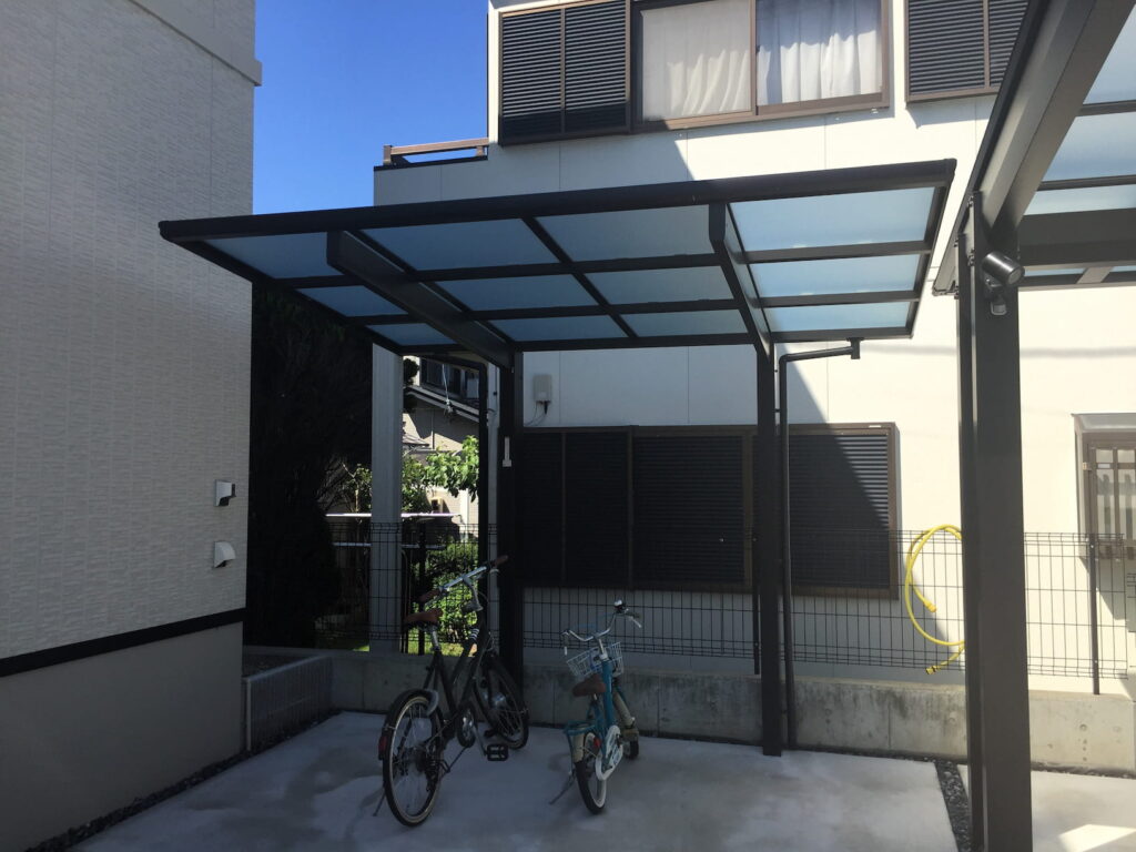 豊田市の新築エクステリア：熱線遮断ポリカーボネート屋根のサイクルポート