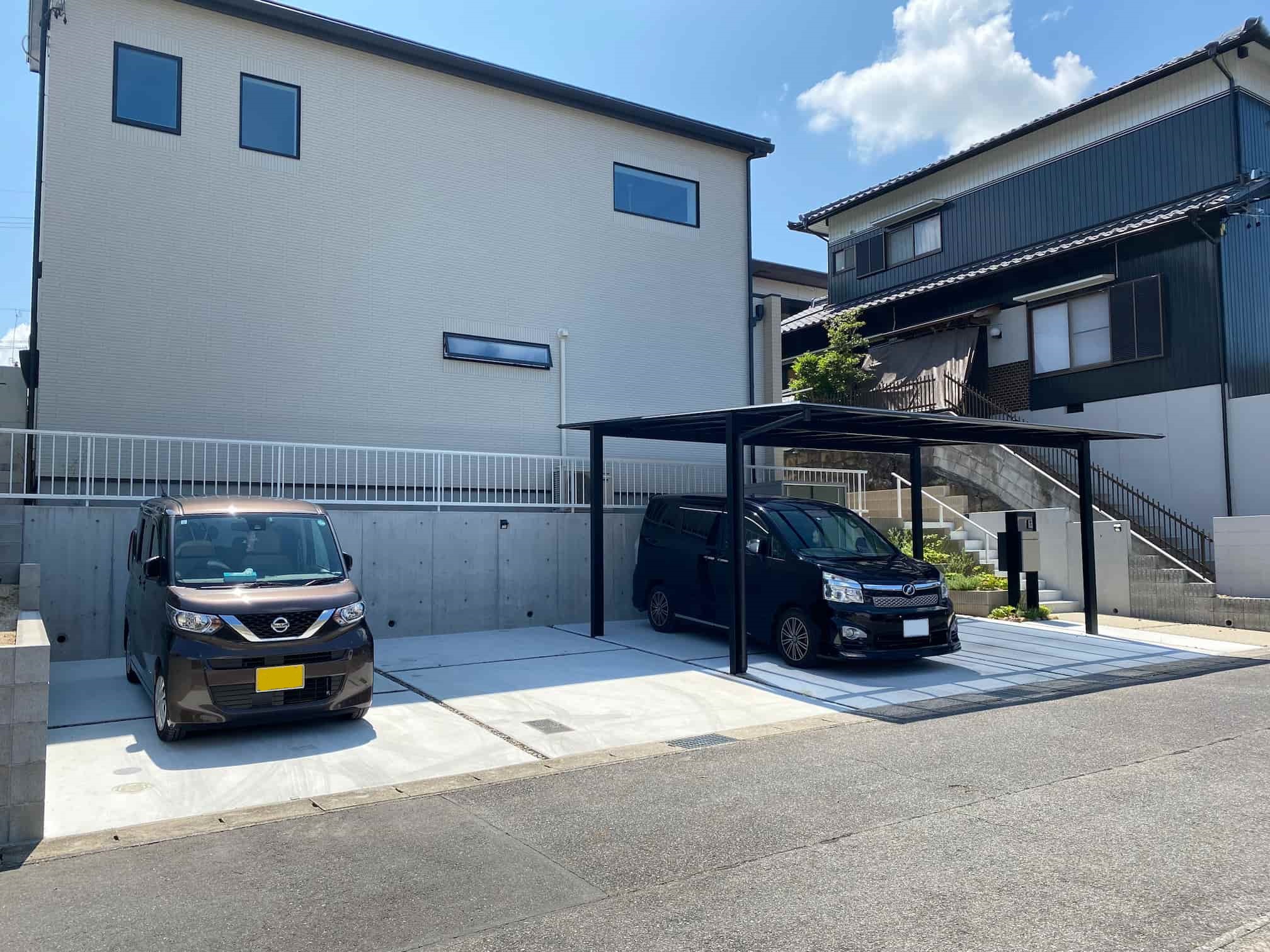 岡崎市の新築エクステリア:4台分の駐車スペースと高低差を活かした外構デザイン