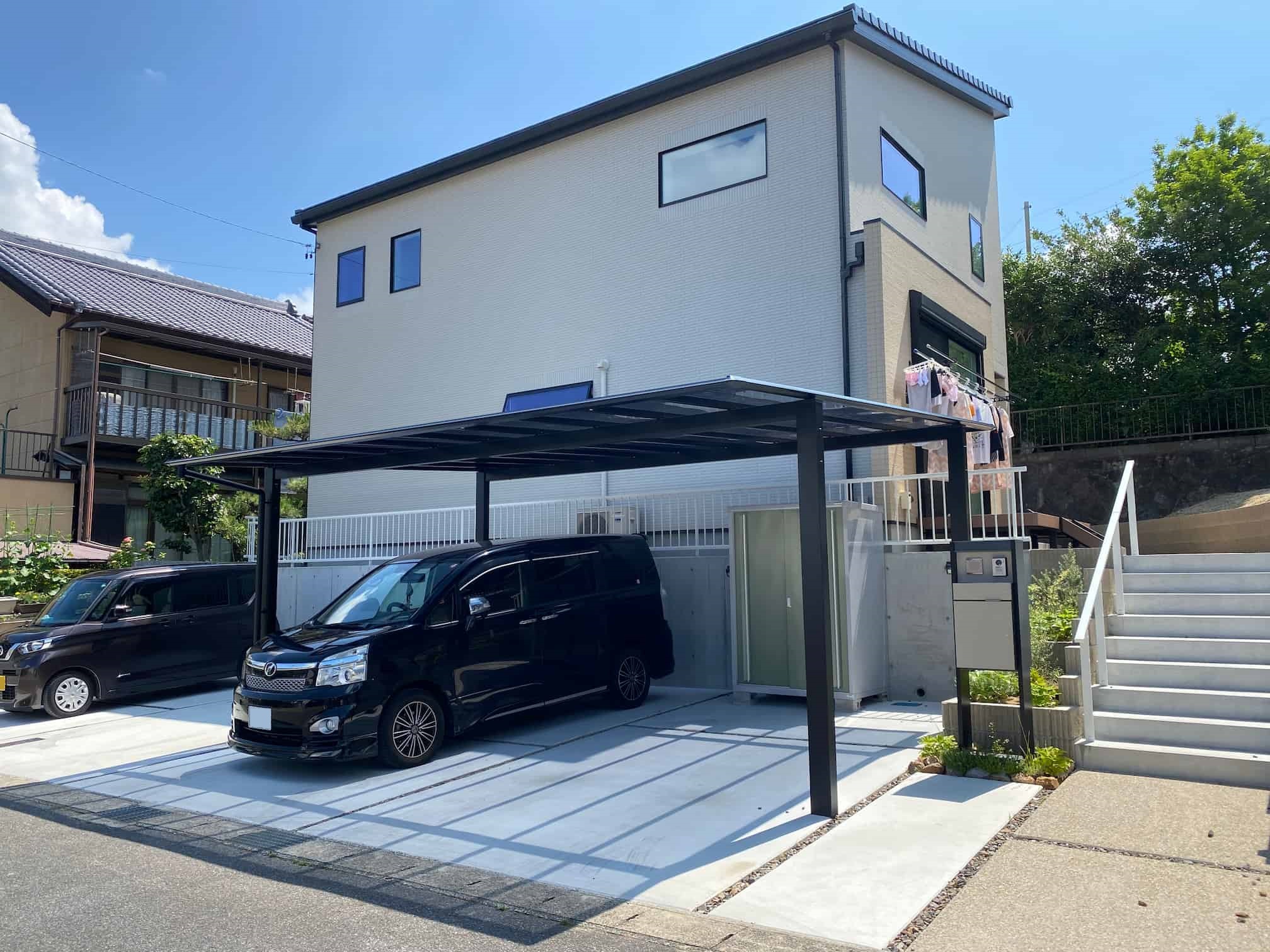 岡崎市の新築エクステリア:2台用のスタイリッシュなカーポート