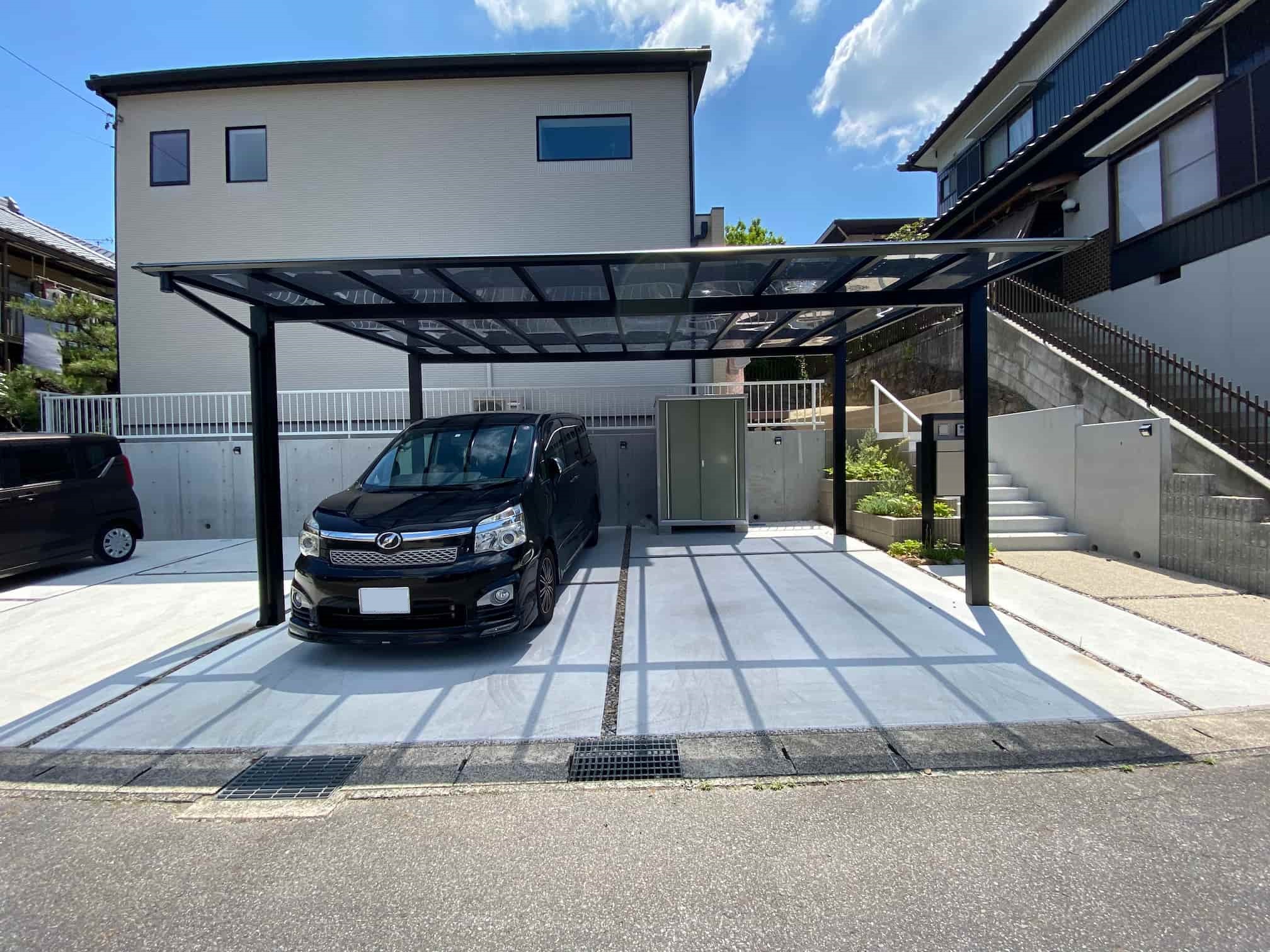 岡崎市の新築エクステリア:広々した駐車スペースと2台用のカーポート