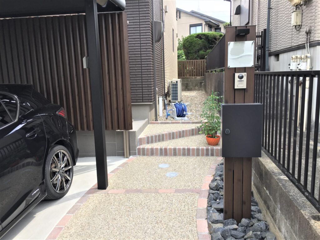 アルミ角材を組み合わせた機能門柱