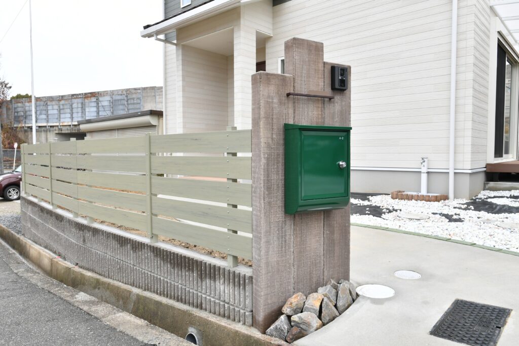 枕木材を組み合わせた機能門柱