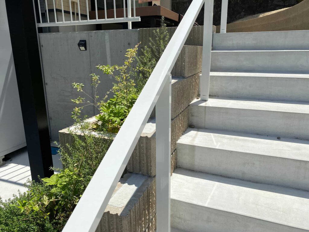 岡崎市の新築エクステリア:握りやすい階段手すり