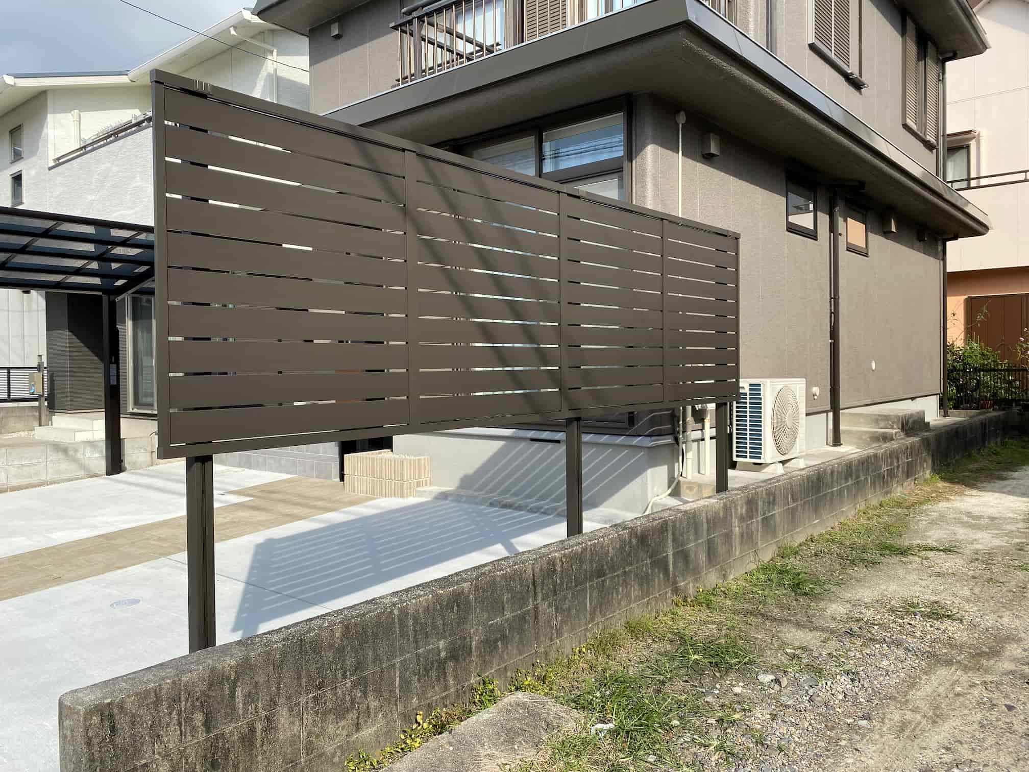 岡崎市の外構リフォーム:横スリットフェンスが隣地との目隠しに