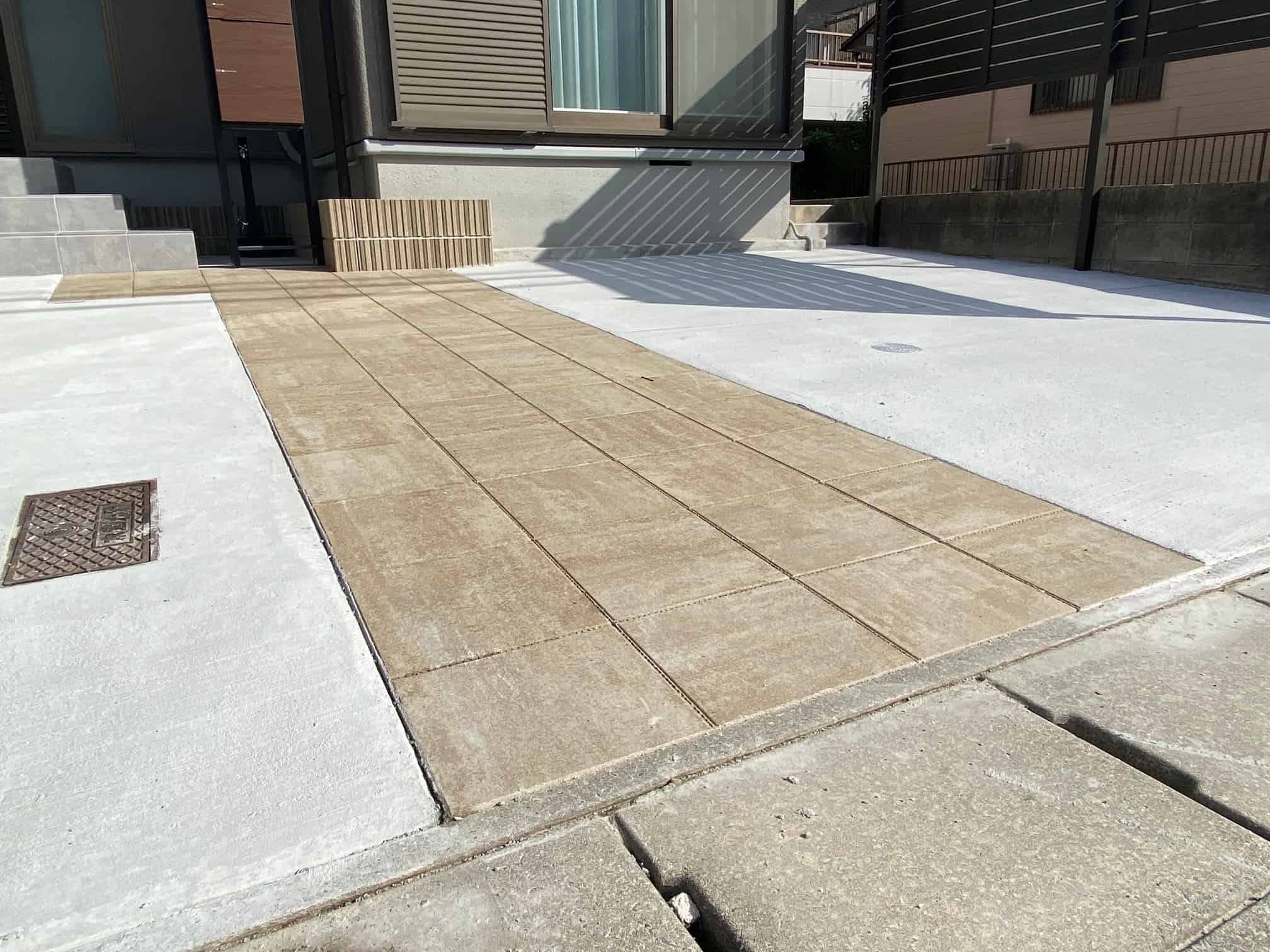 岡崎市の外構リフォーム:落ち着いた色合いのコンクリート平板を使ったアプローチ