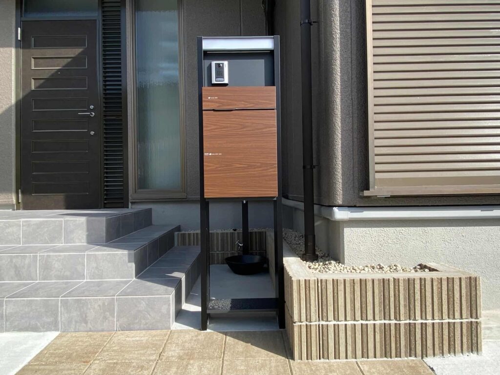 岡崎市の外構リフォーム:シンプルな佇まいが美しい機能門柱