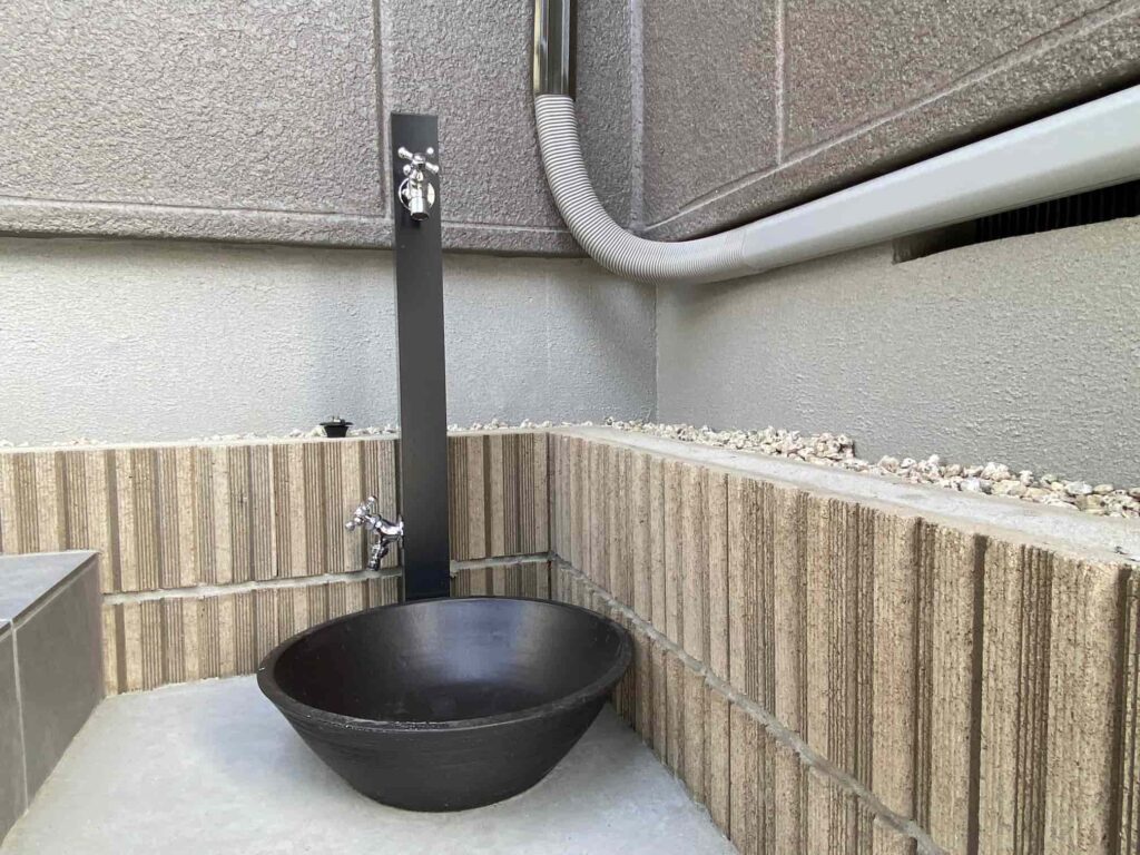 岡崎市の外構リフォーム:シンプルなデザインでどんな空間にも合う立水栓とパン