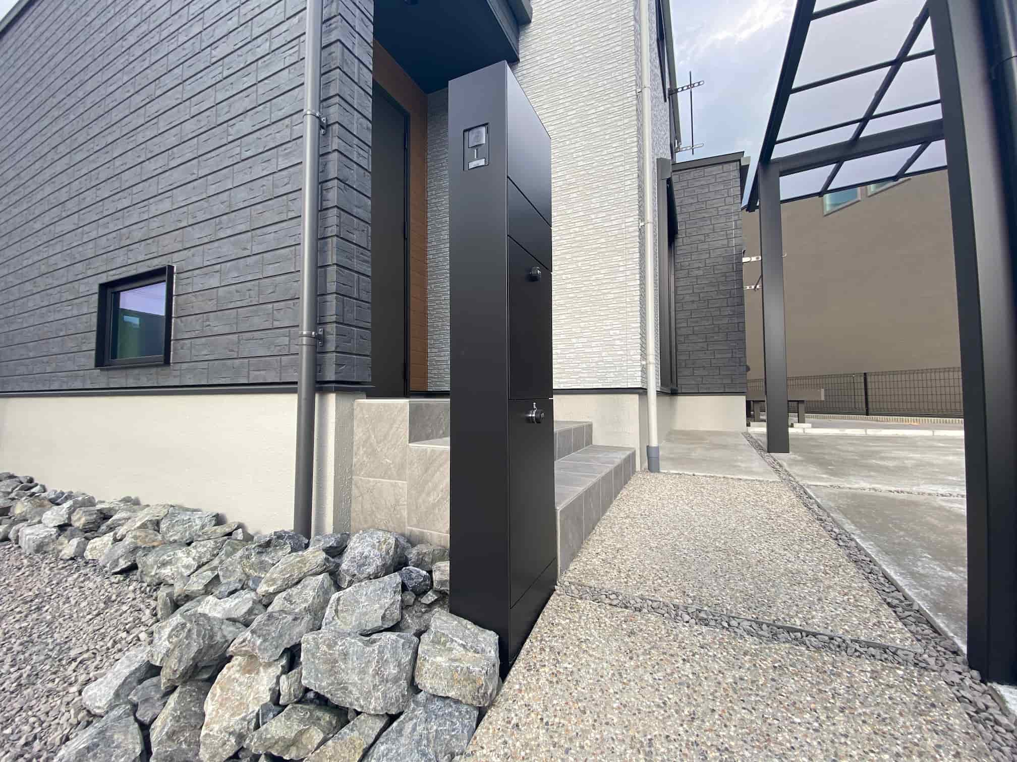 岡崎市の新築エクステリア：宅配ボックス付きのすっきりした機能門柱