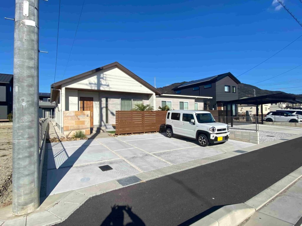 蒲郡市の新築エクステリア：南国の植栽が映える外構