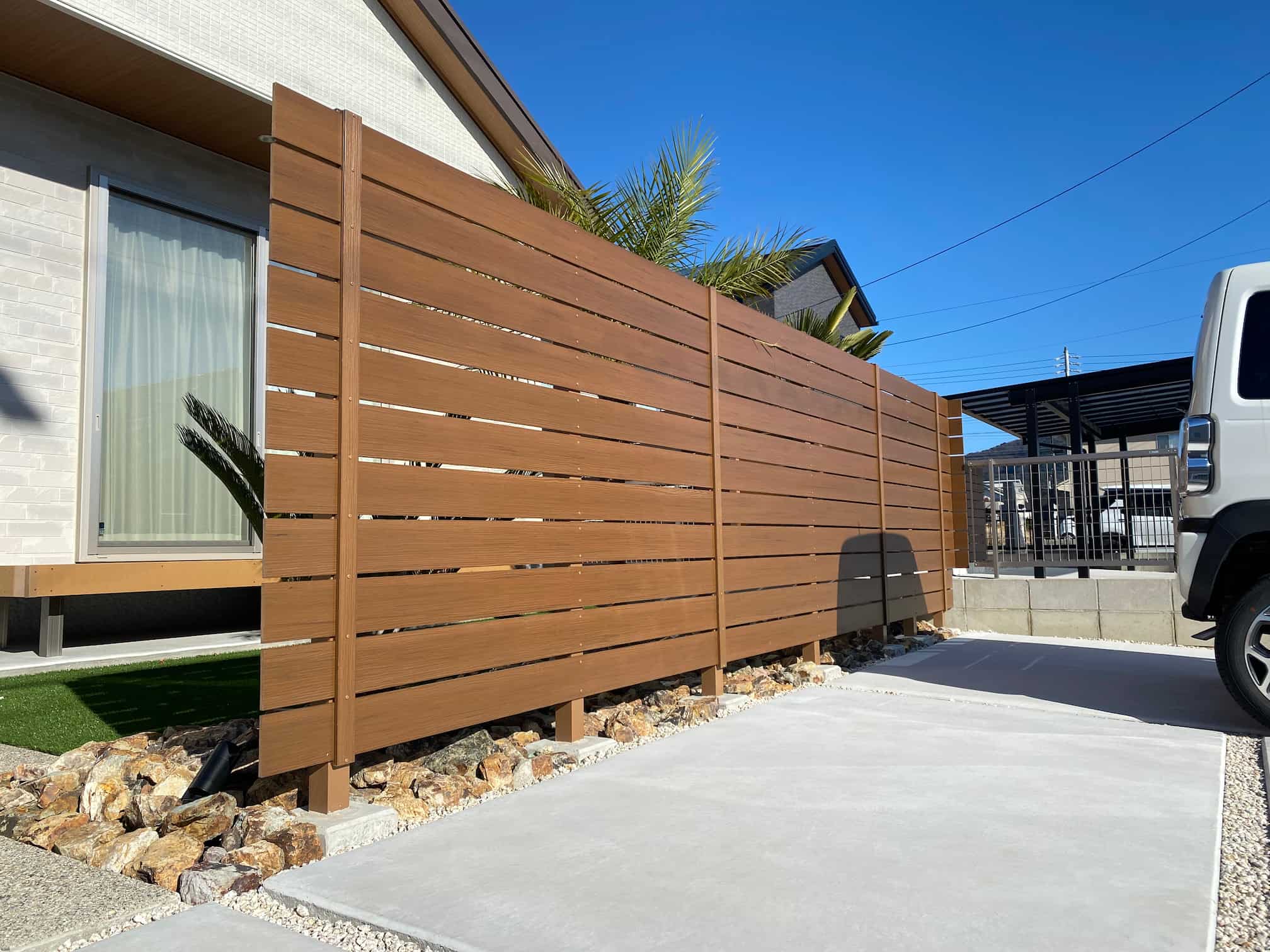 蒲郡市の新築エクステリア：南国テイストに合う木目調フェンス