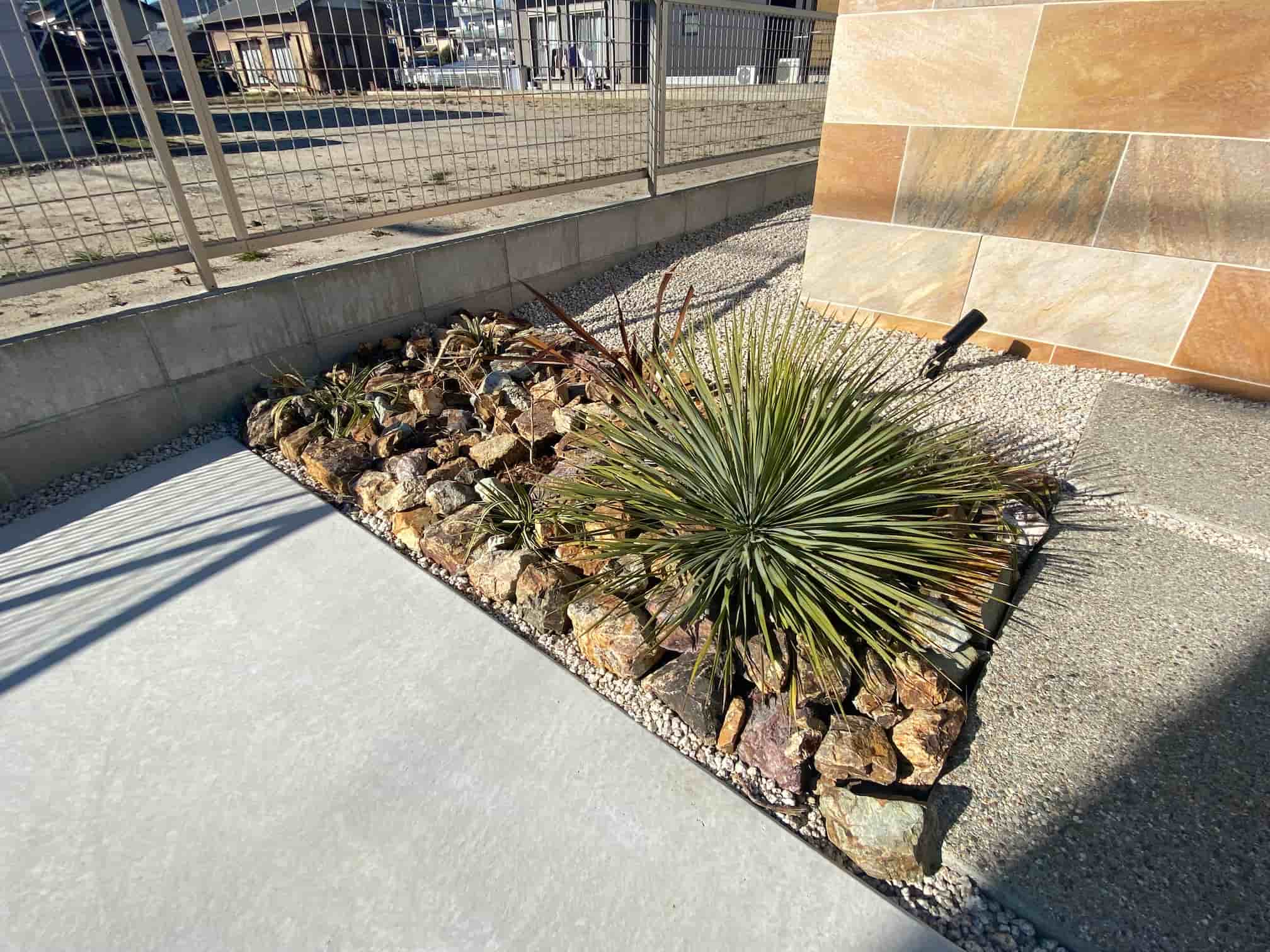 蒲郡市の新築エクステリア：植栽とグリ石で南国をイメージ