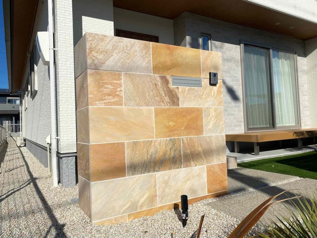 蒲郡市の新築エクステリア：明るいタイルが印象的な門柱