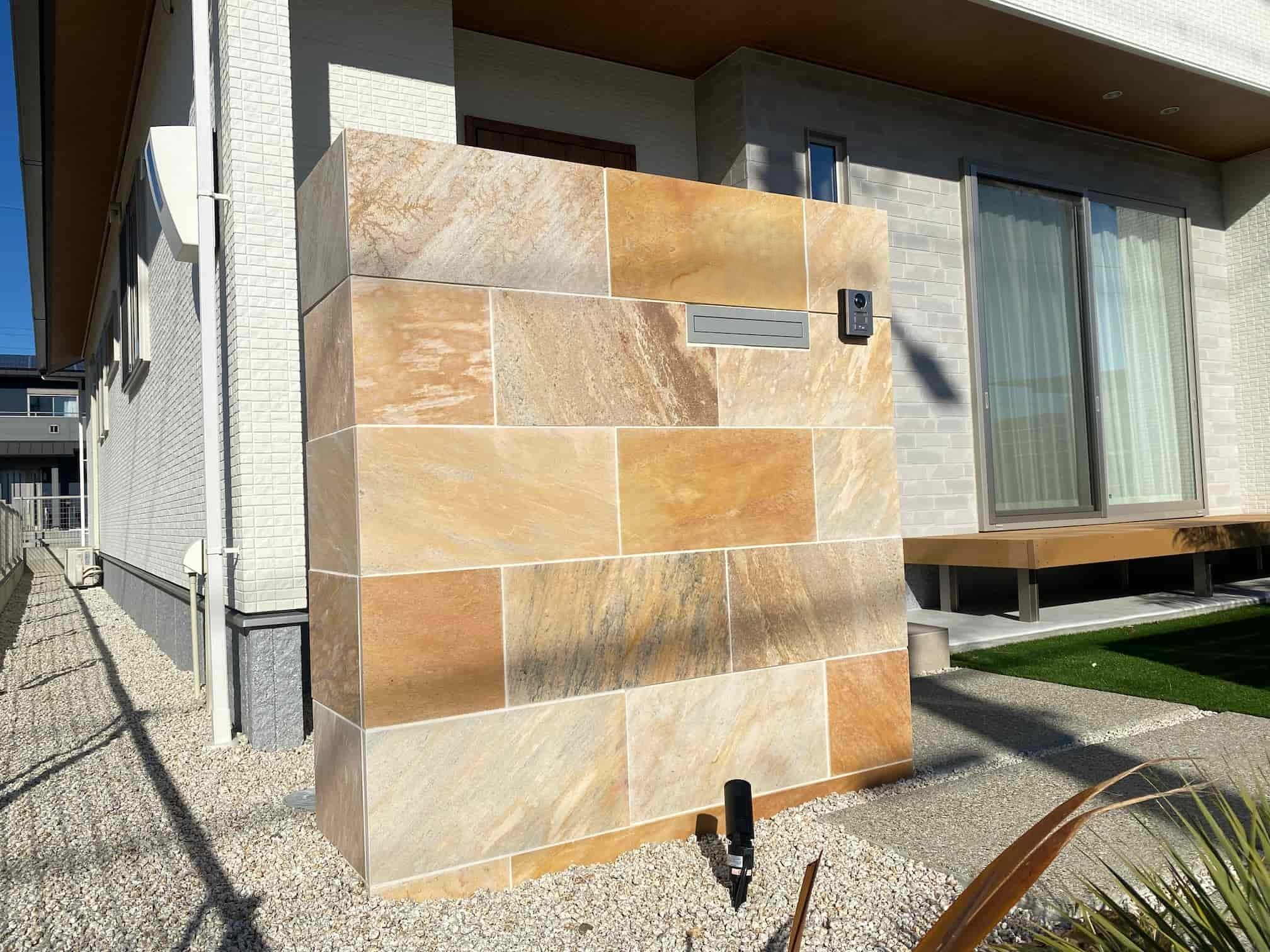 蒲郡市の新築エクステリア：明るいタイルが印象的な門柱