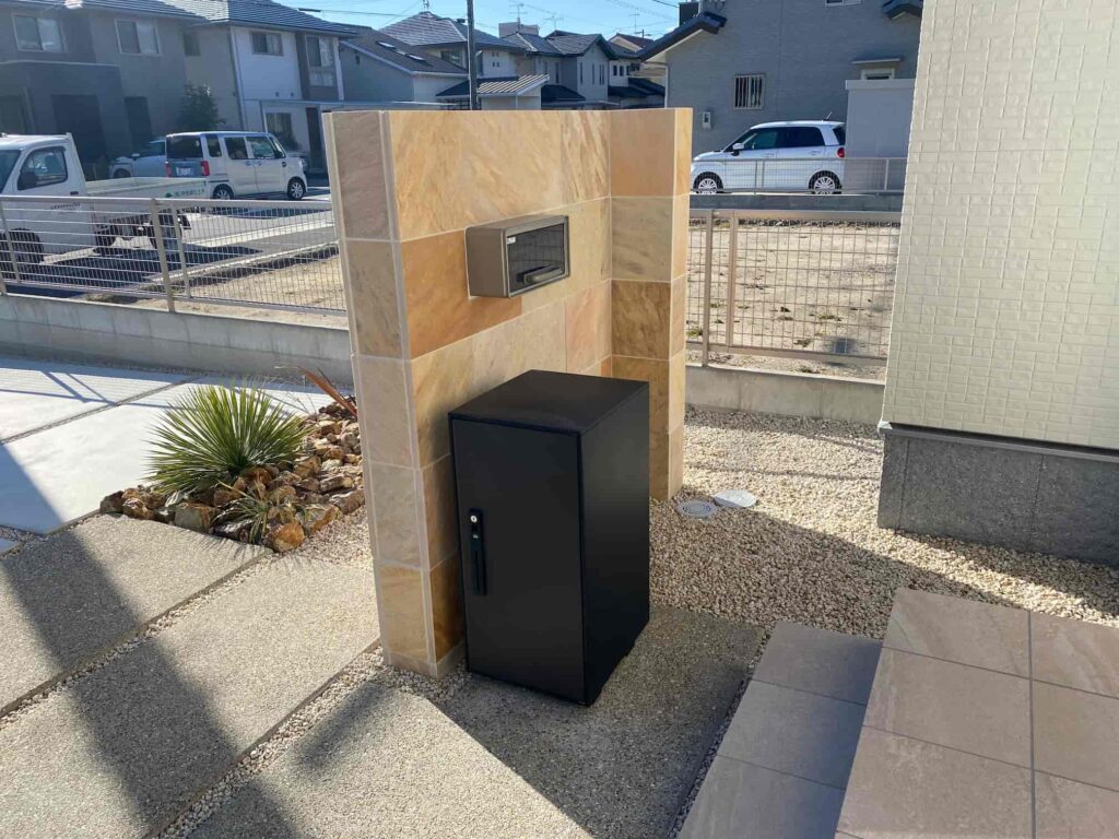 蒲郡市の新築エクステリア：門柱裏に隠した宅配ボックス