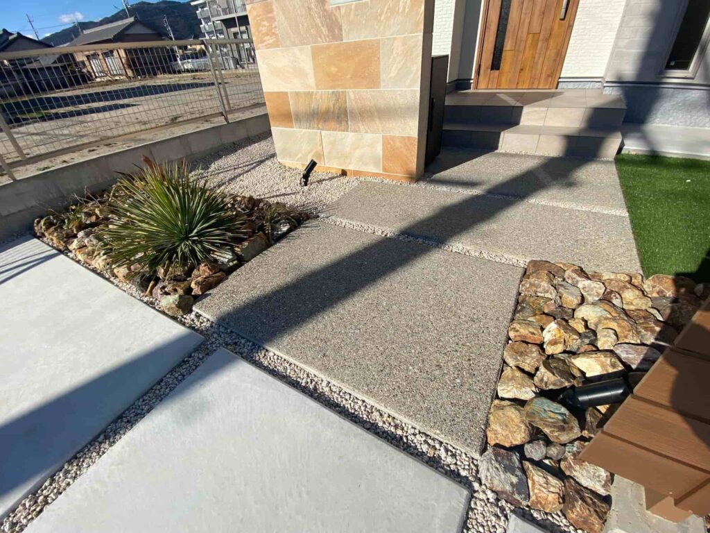 蒲郡市の新築エクステリア：洗出し仕上げのおしゃれなアプローチ