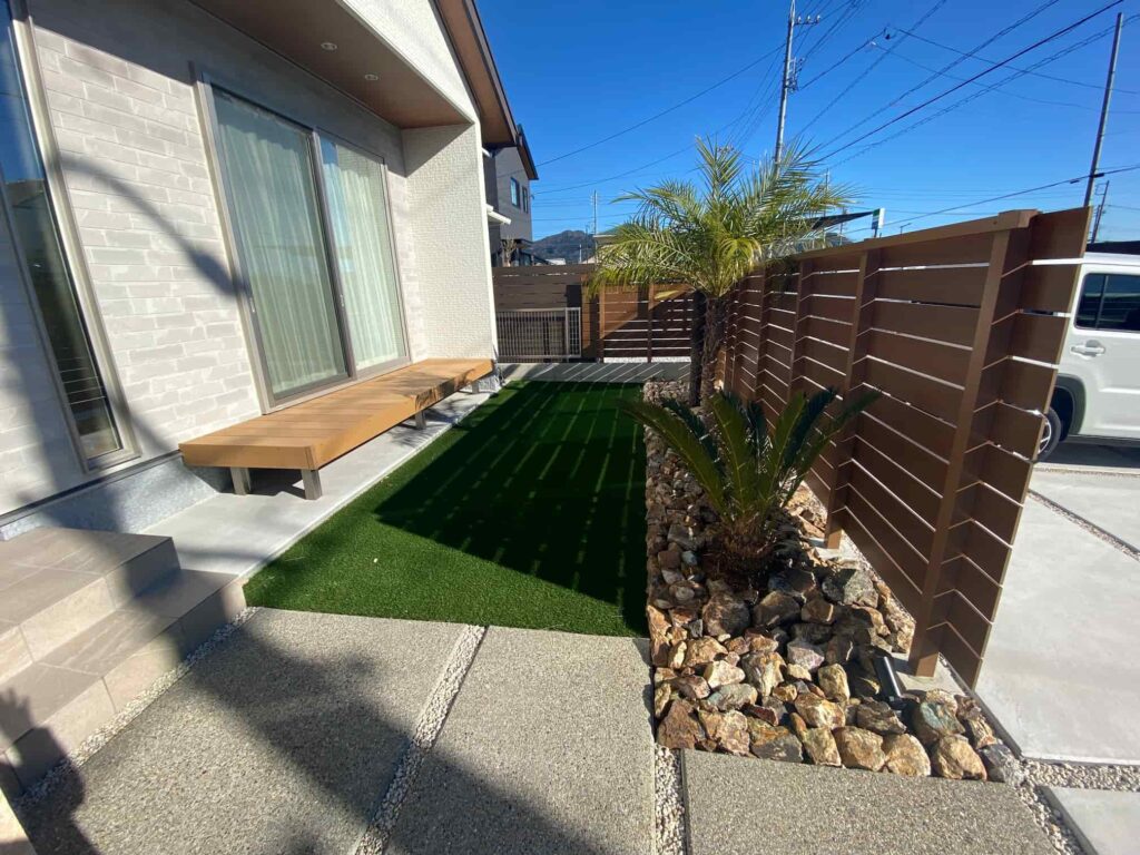 蒲郡市の新築エクステリア：お手入れのいらない人工芝のお庭