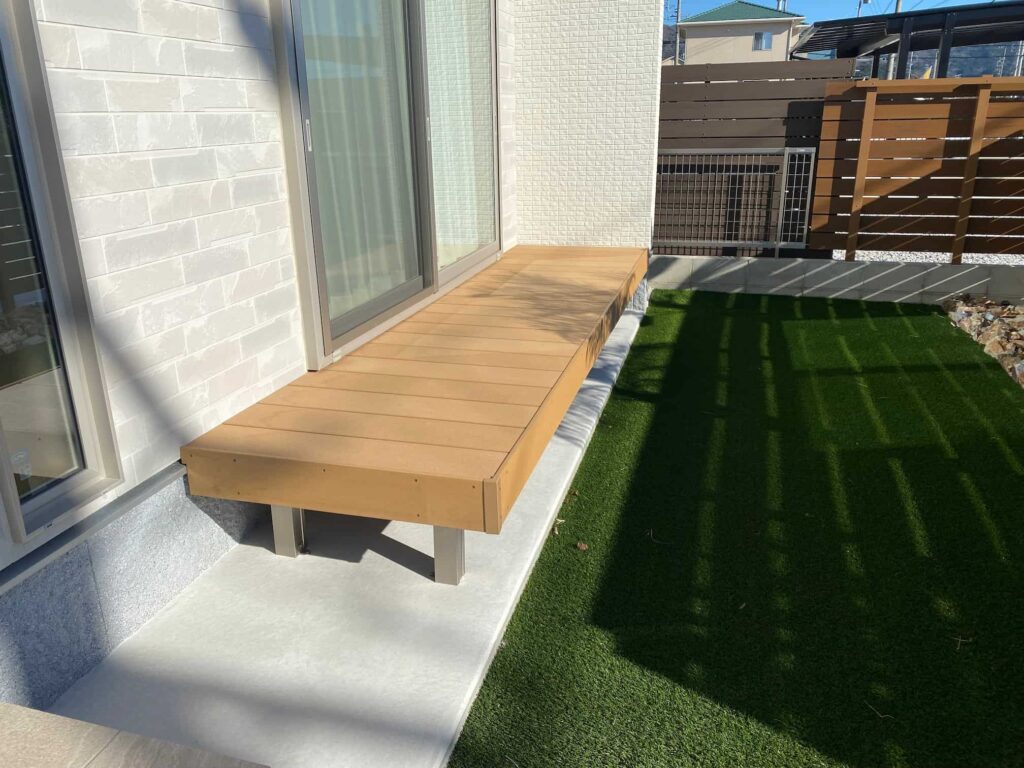 蒲郡市の新築エクステリア：建物の雰囲気に合う明るい色味のウッドデッキ