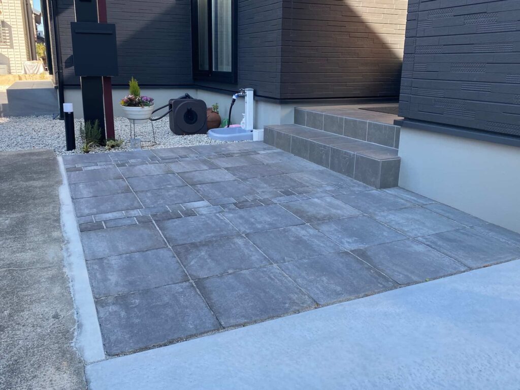 蒲郡市の新築エクステリア：2種類の舗装材が印象的な玄関アプローチ