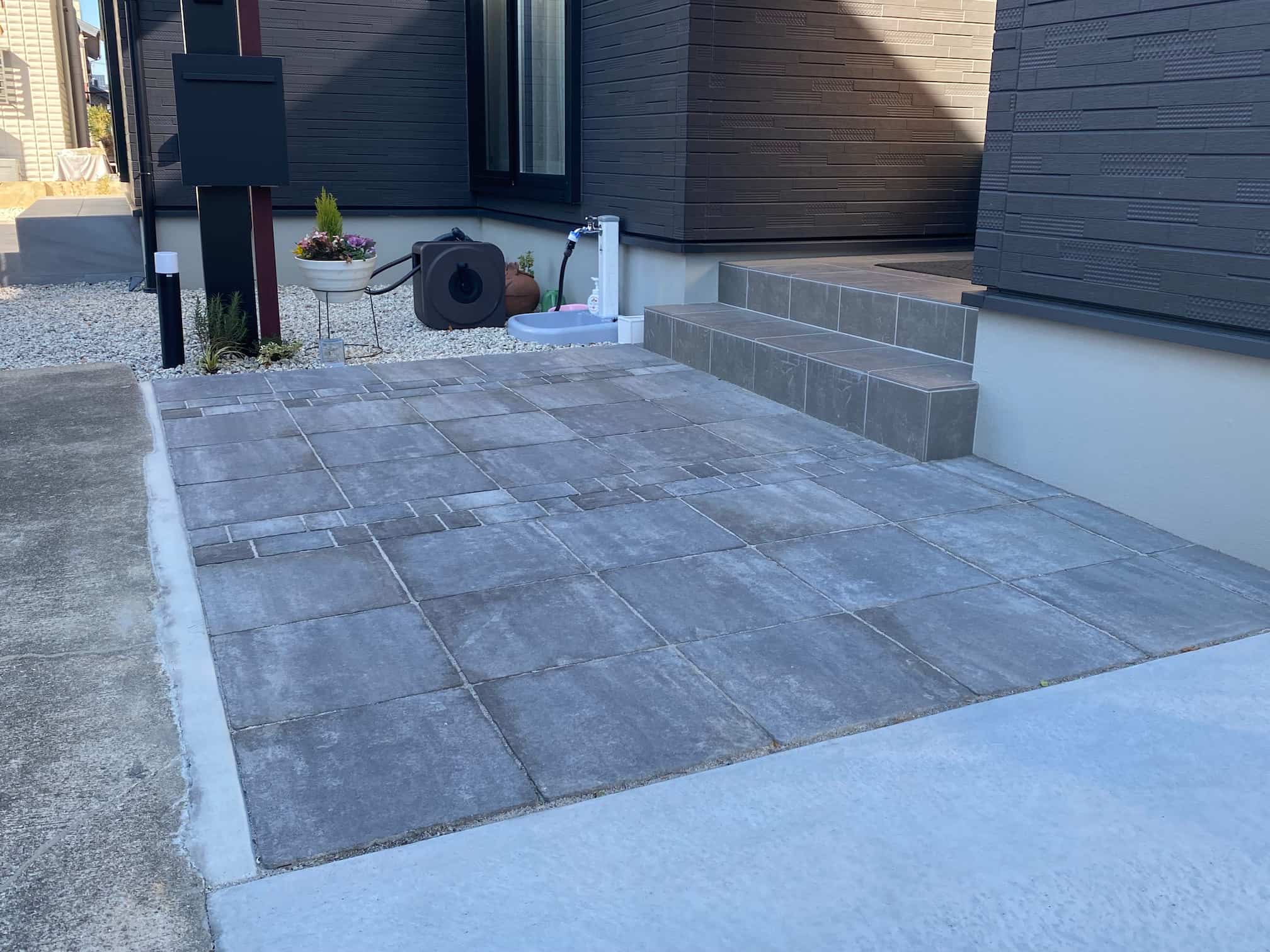 蒲郡市の新築エクステリア：2種類の舗装材が印象的な玄関アプローチ