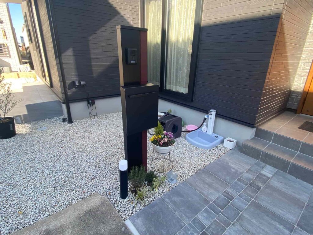 蒲郡市の新築エクステリア：ポストセットのおしゃれな機能門柱