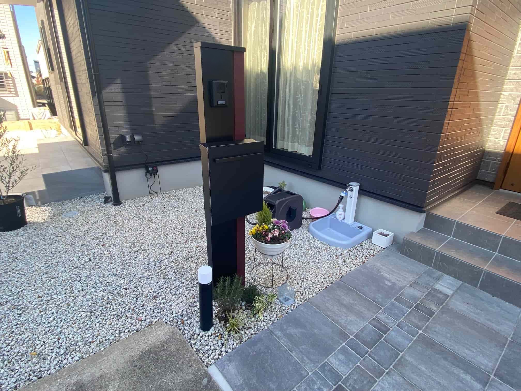 蒲郡市の新築エクステリア：ポストセットのおしゃれな機能門柱