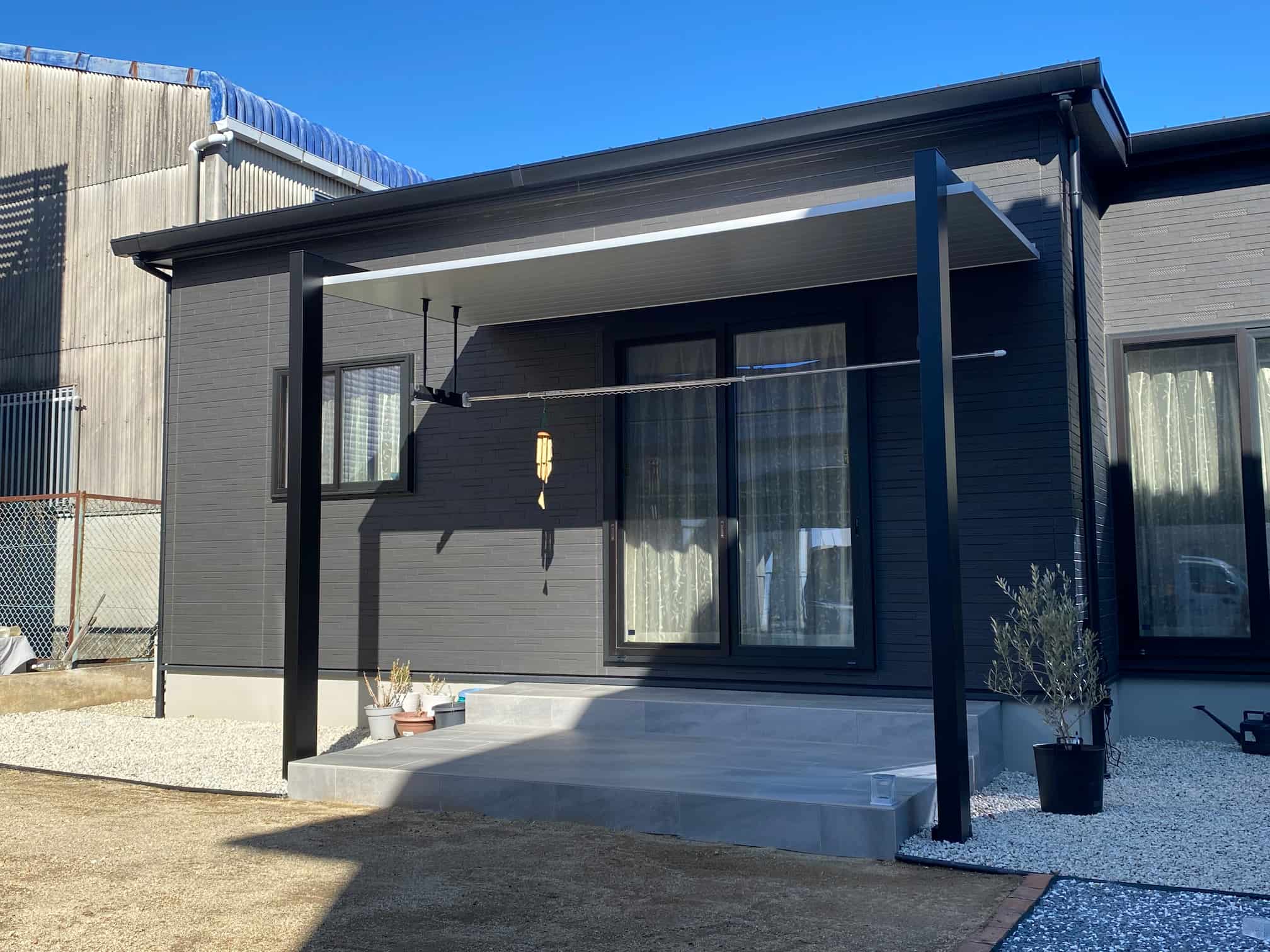 蒲郡市の新築エクステリア：テラスSCで快適物干スペース