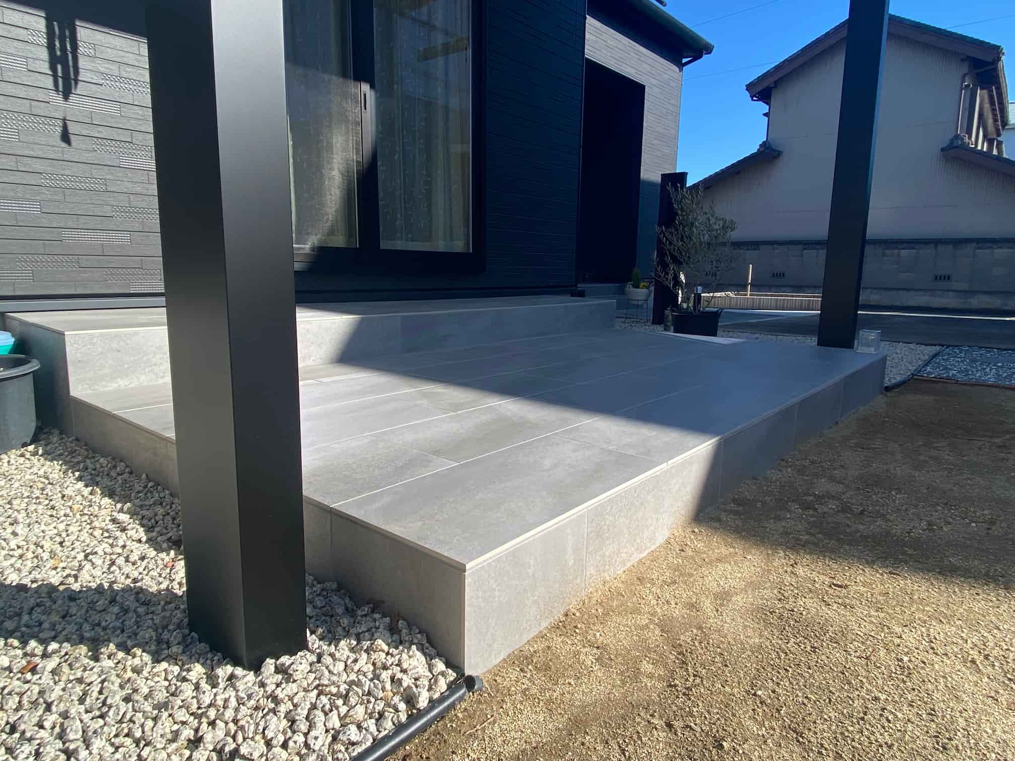 蒲郡市の新築エクステリア：くつろぎスペースのタイルテラス