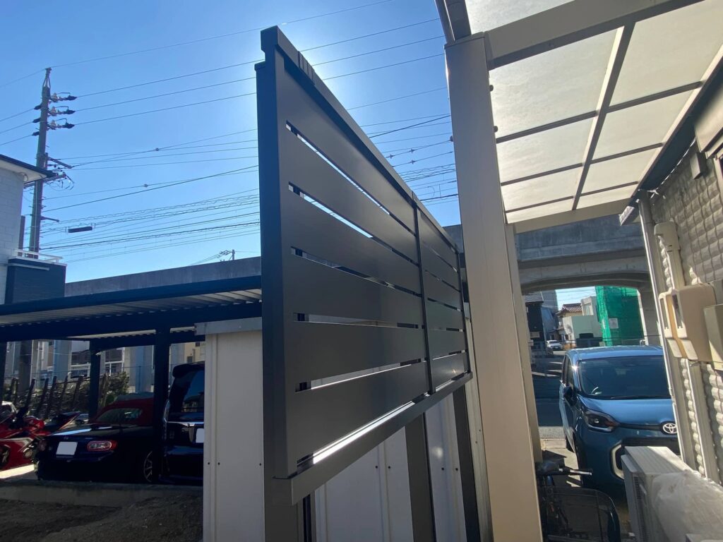 蒲郡市の新築エクステリア：目隠しフェンスでプライバシーを確保