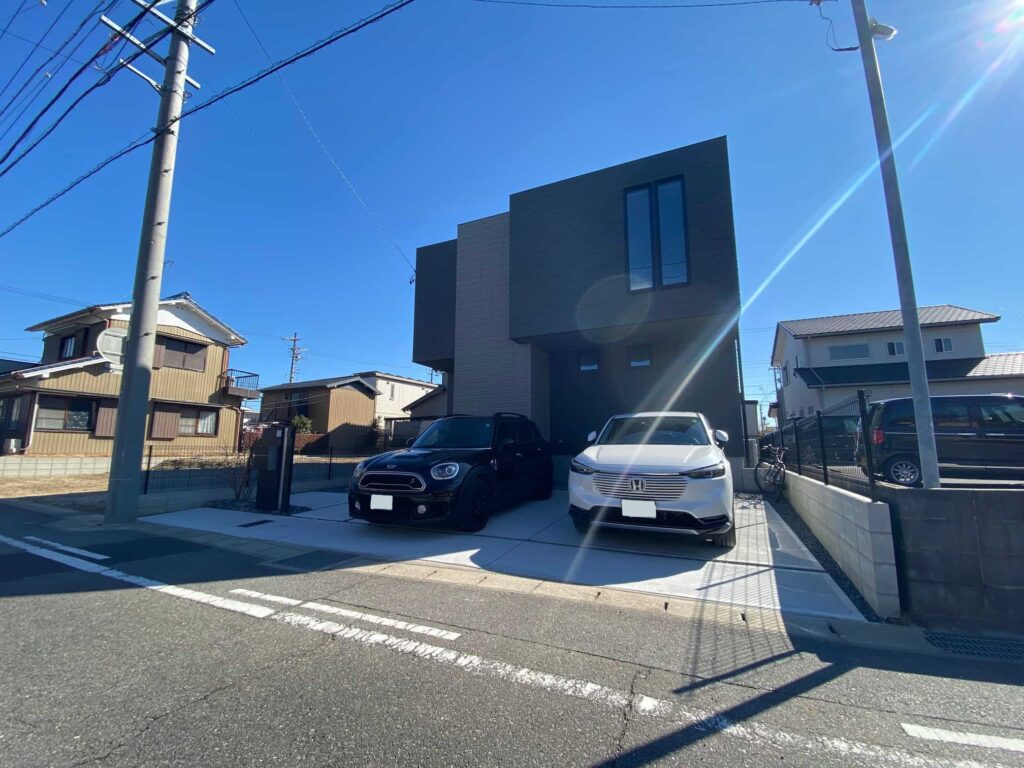 岡崎市の新築エクステリア:ゆとりある2台用の駐車スペース