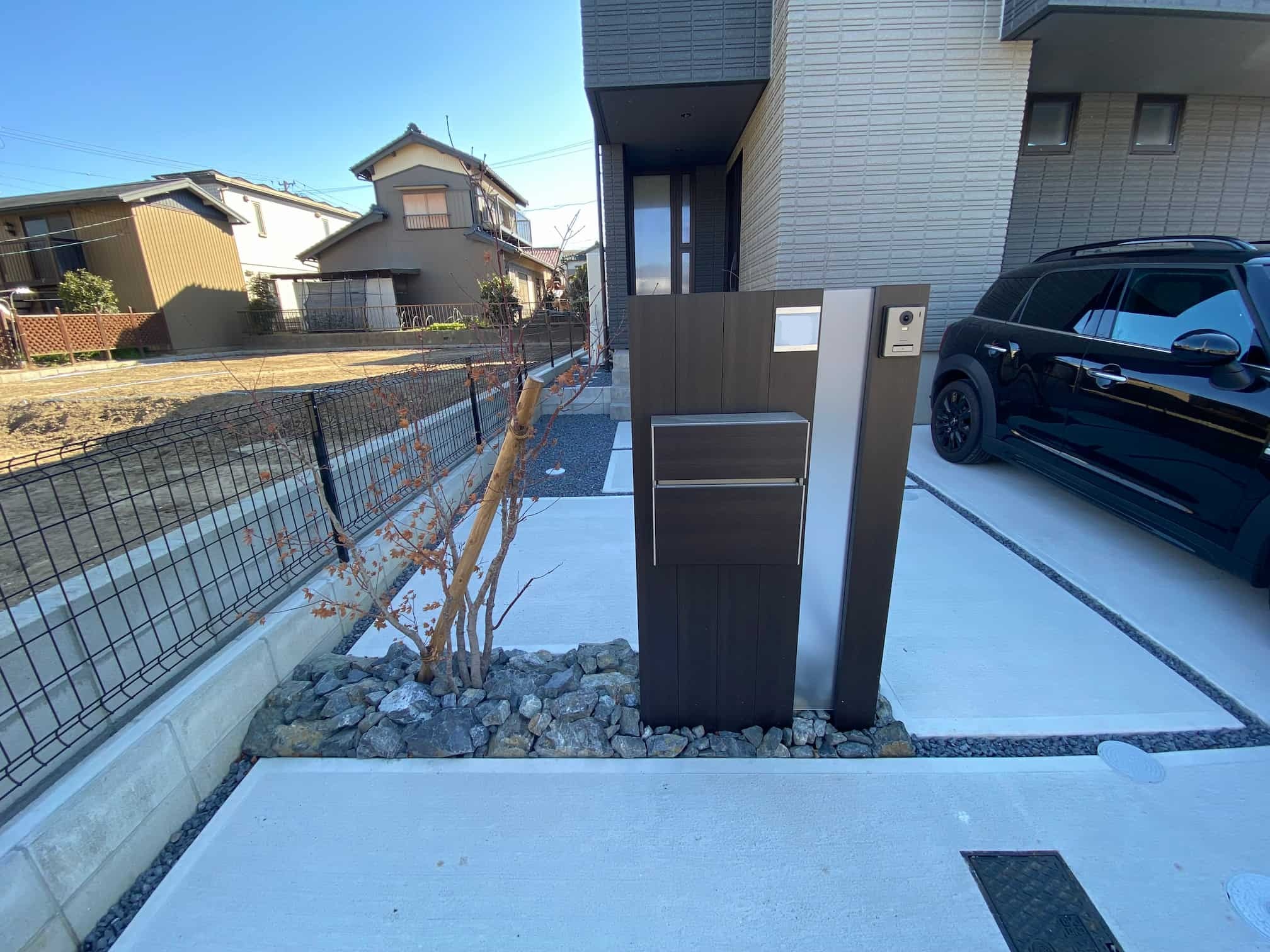 岡崎市の新築エクステリア:機能性とデザイン性のある機能門柱