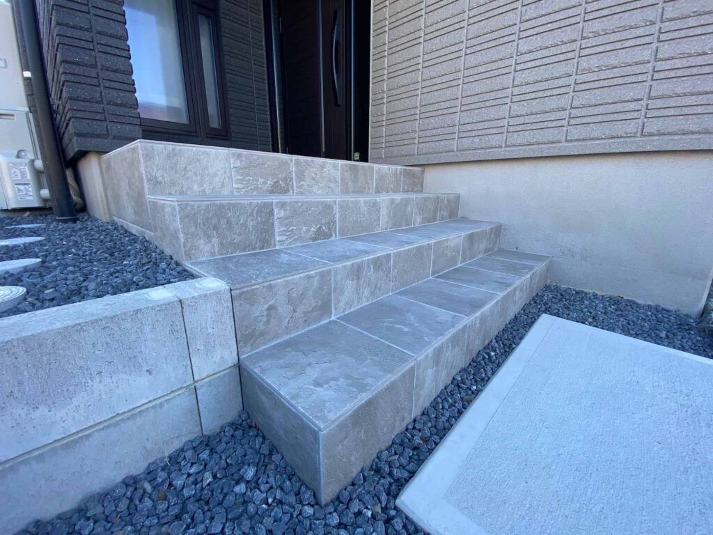 岡崎市の新築エクステリア:高級感のある玄関ポーチタイル