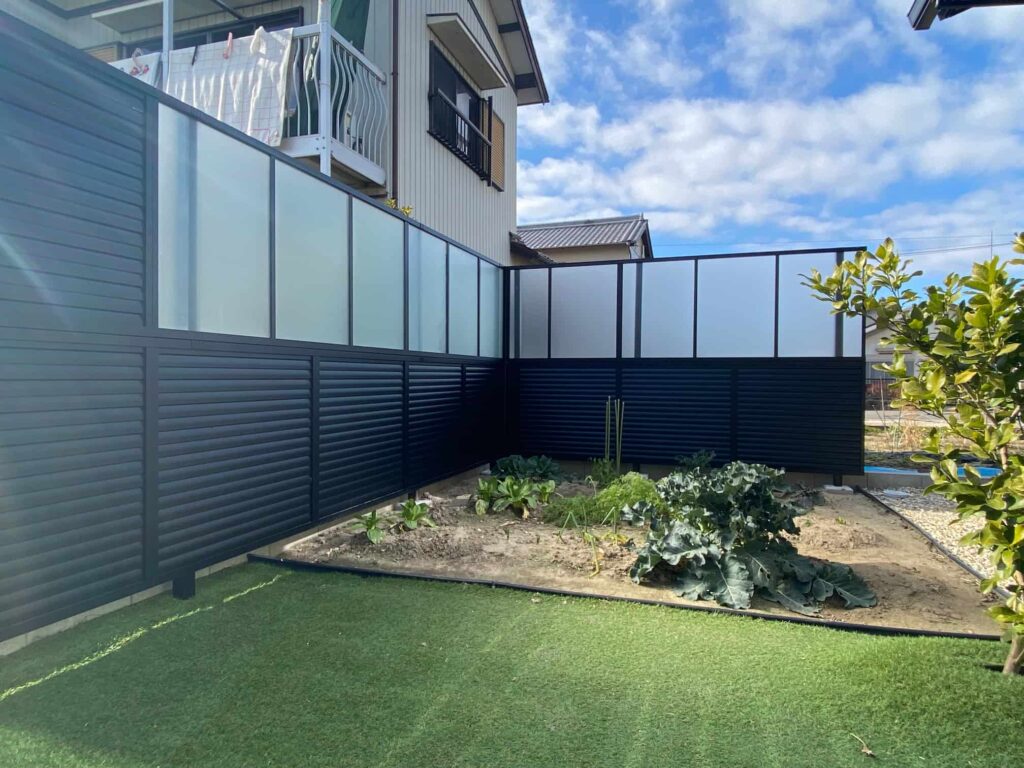 岡崎市の外構リフォーム：採光パネルと横ルーバーを組み合わせたフェンス