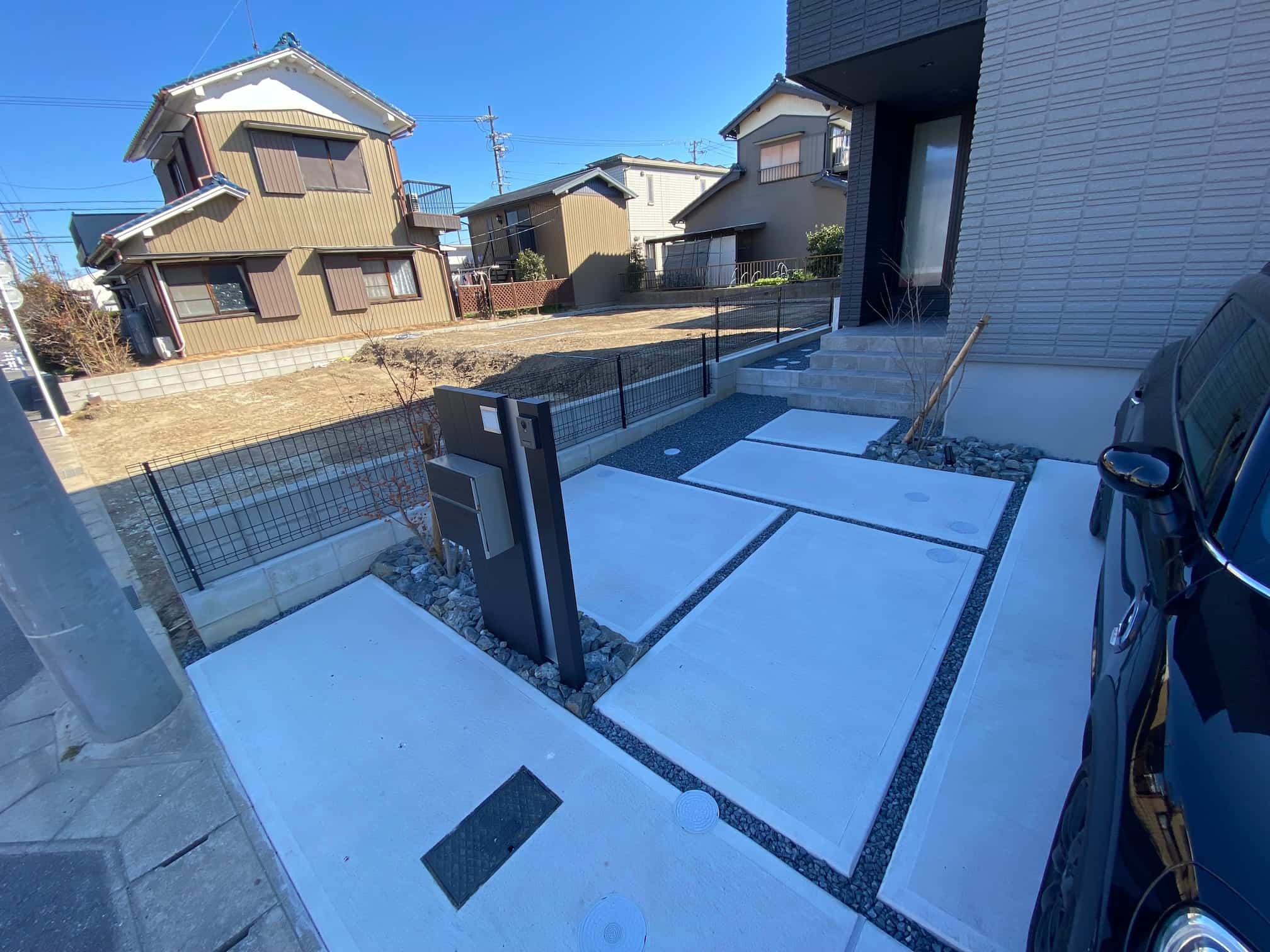 岡崎市の新築エクステリア:縁取りがおしゃれな土間コンクリート打ち