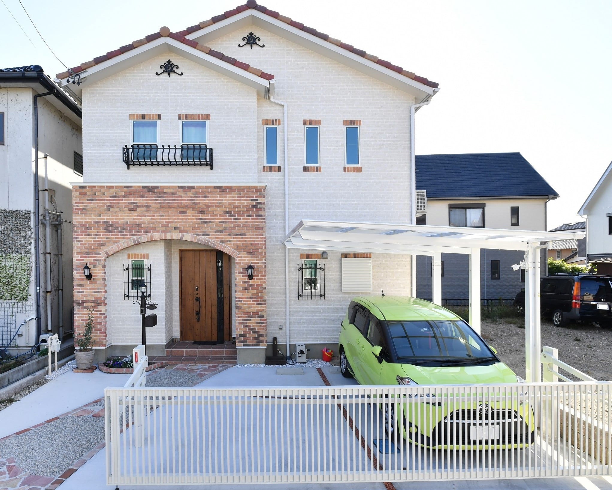 おしゃれな跳ね上げ門扉の施工例①