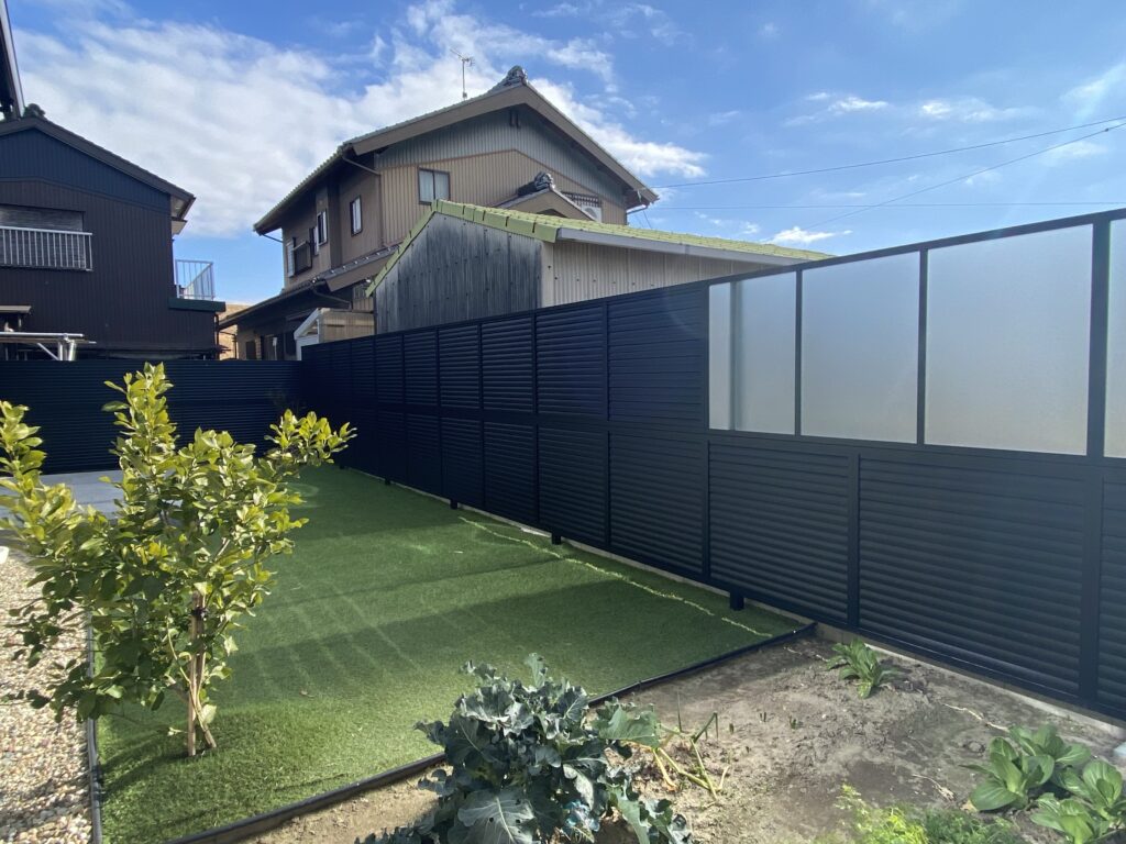 岡崎市の外構リフォーム：横桟ルーバーフェンスでプライバシーを確保