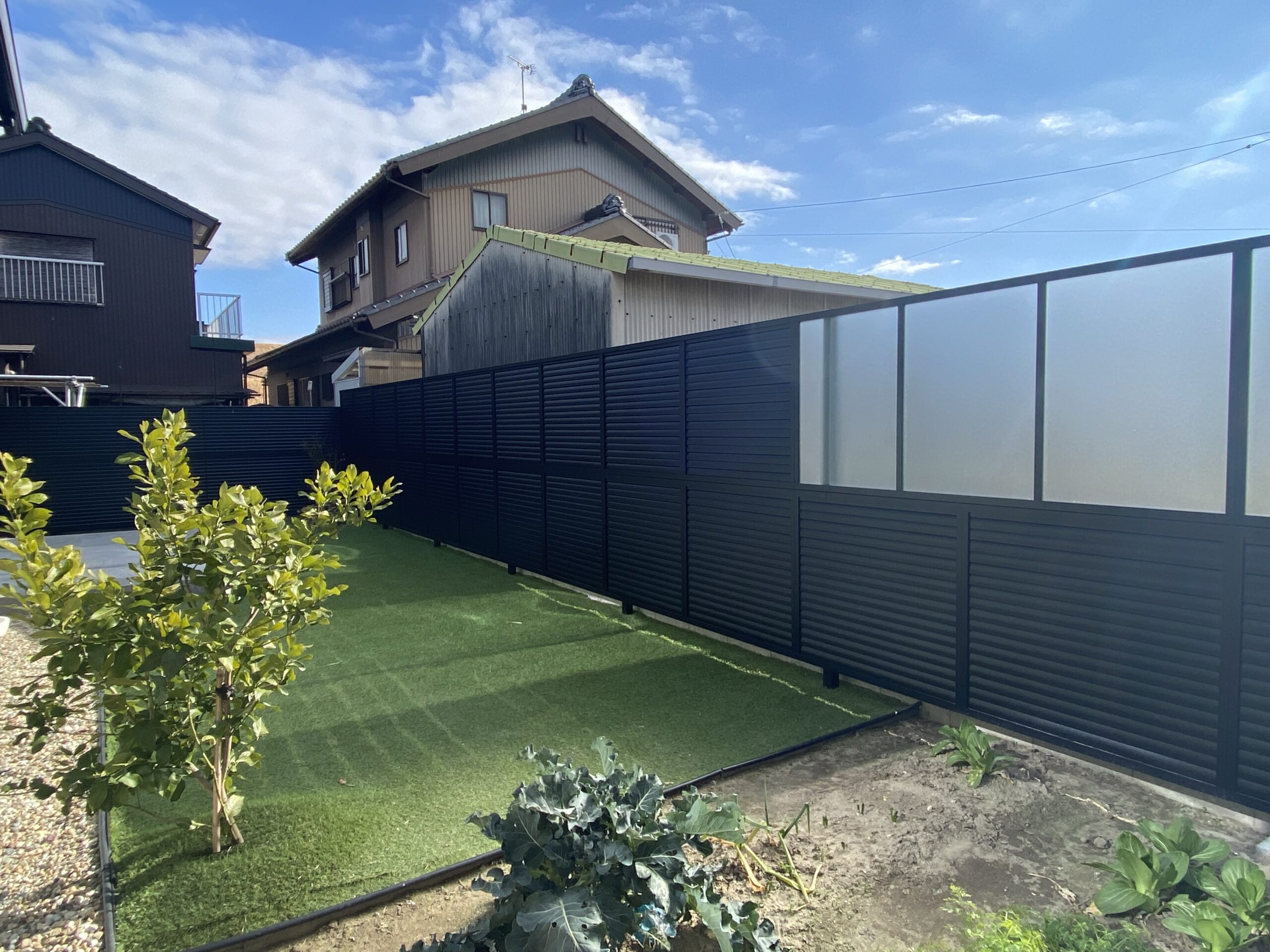 岡崎市の外構リフォーム：横桟ルーバーフェンスでプライバシーを確保