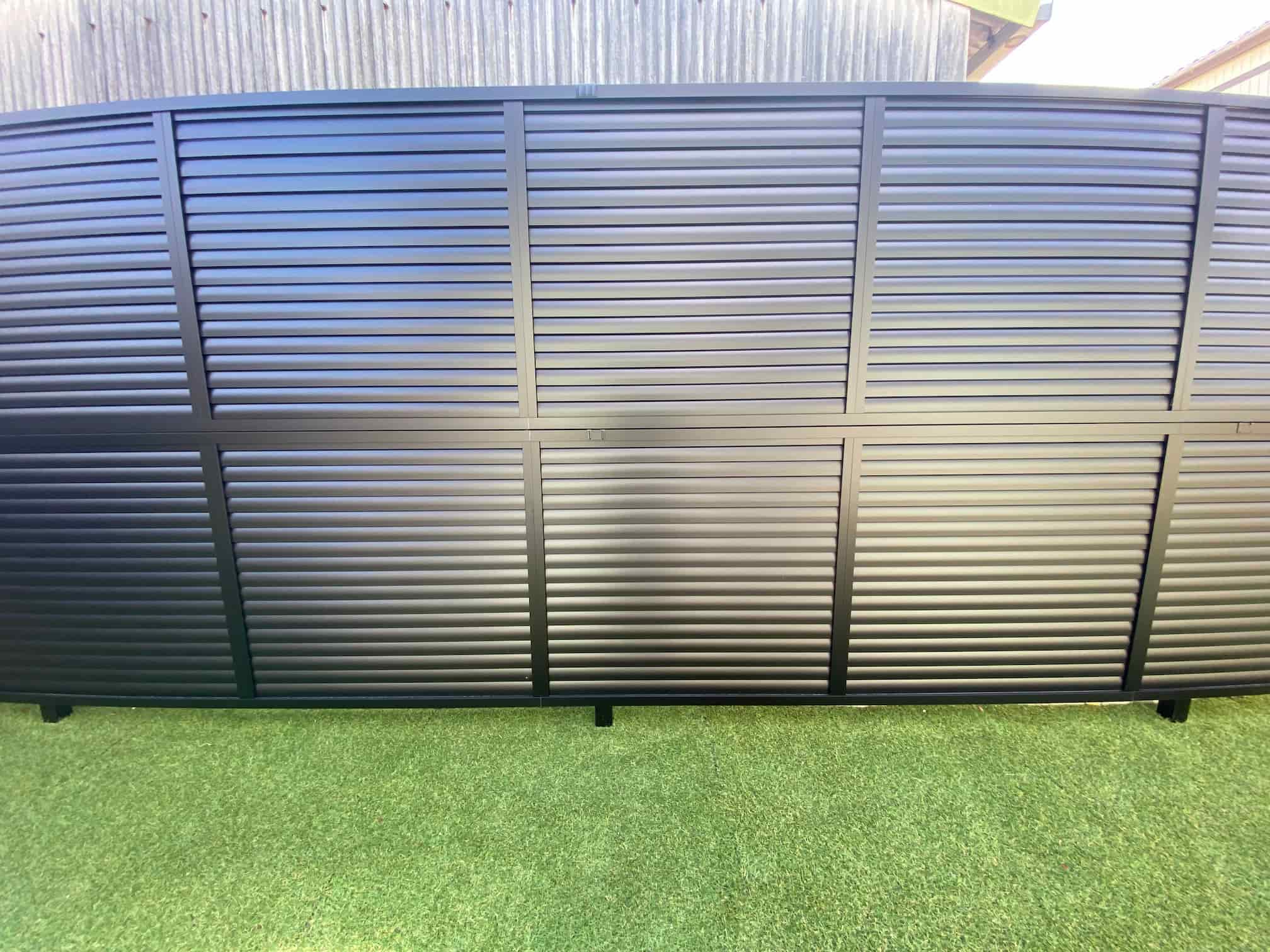 岡崎市の外構リフォーム：横桟ルーバーデザインのフェンス